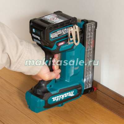 Аккумуляторный гвоздезабиватель XGT Makita FN001GZ